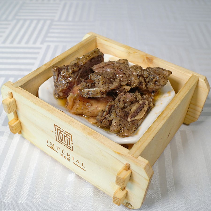 Côtelettes de bœuf, sauce poivres noirs, dim sum vapeur