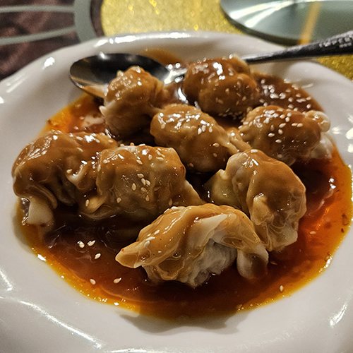 Raviolis porc et crevettes, sauce arachides (8 mcx), entrée