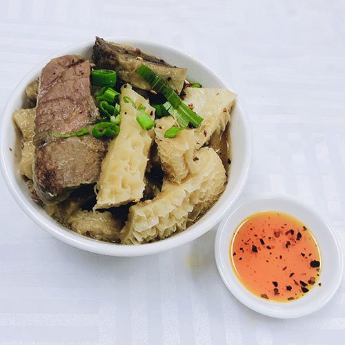 Bol de bœuf assorti et navets marinés, dim sum vapeur