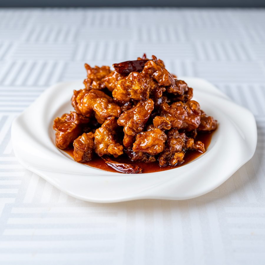 Poulet Général Tao croustillant, sauce laquée et graines de sésame