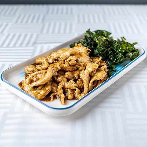 Poulet sauce poivres, épinards croustillants, plat de volaille