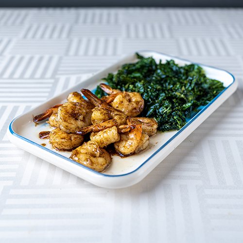 Crevettes sauce poivres, épinards croustillants, fruits de mer