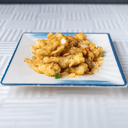Calmars frits au sel et poivre, piments et oignons verts