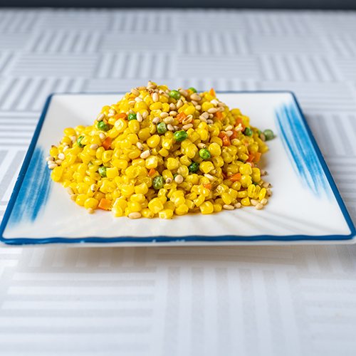 Maïs sauté aux noix de pin, plat de légumes
