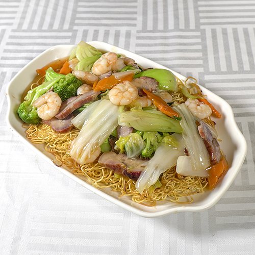 Nouilles croustillantes à la cantonaise — crevettes, porc BBQ et légumes