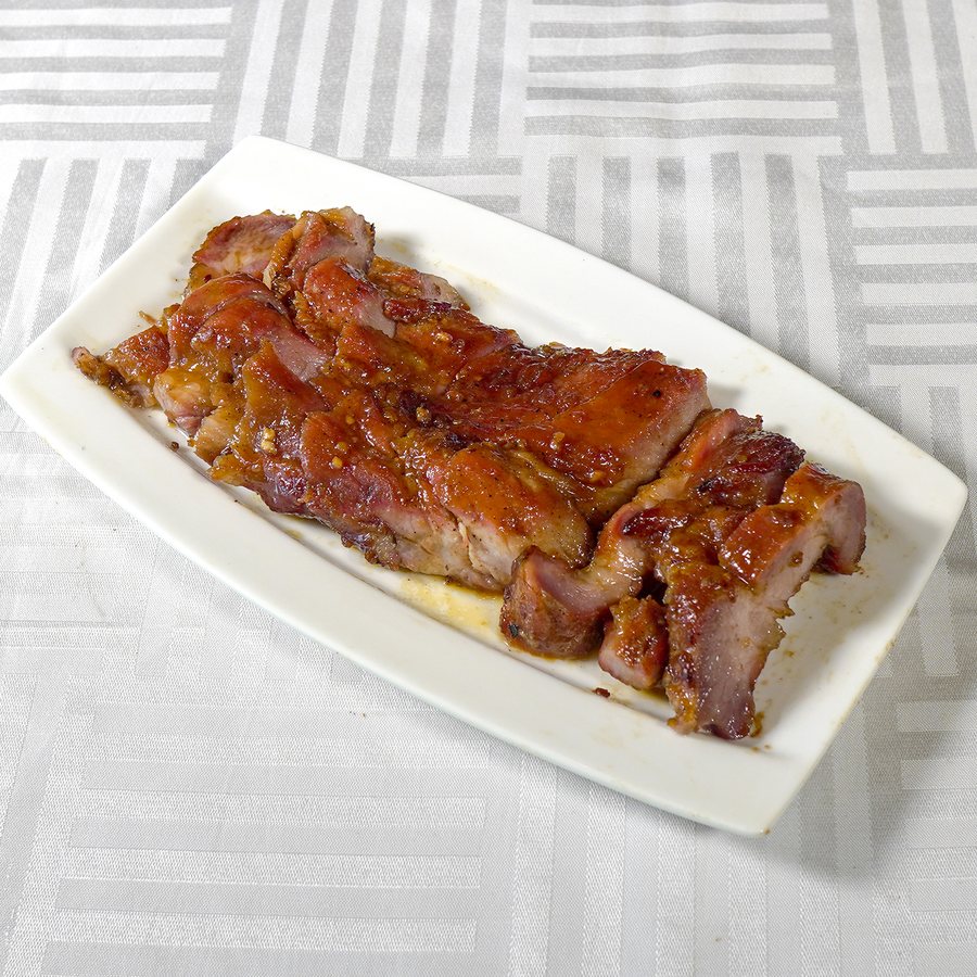 Char siu laqué au miel, tranché et dressé sur assiette