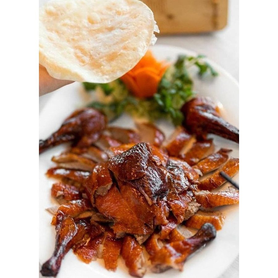 Canard laqué de Pékin tranché, servi avec crêpes et condiments