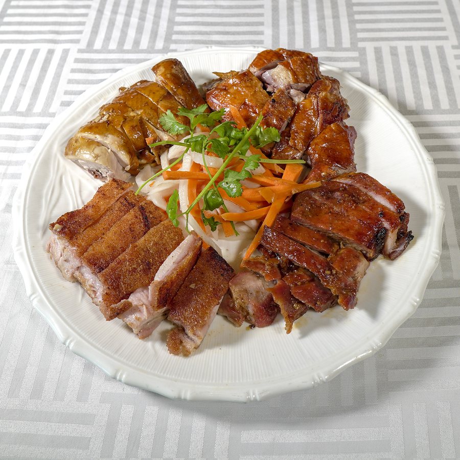 Plateau de rôtisserie assorti — canard rôti, char siu et porc croustillant