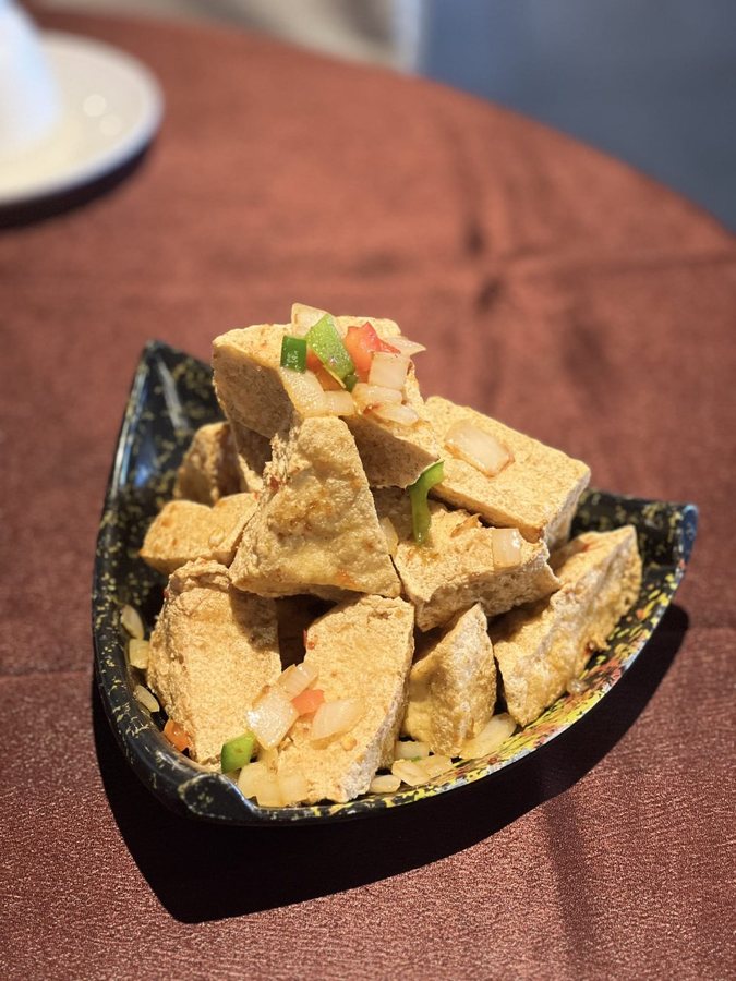 Tofu frit sel et poivre, spécialité du chef