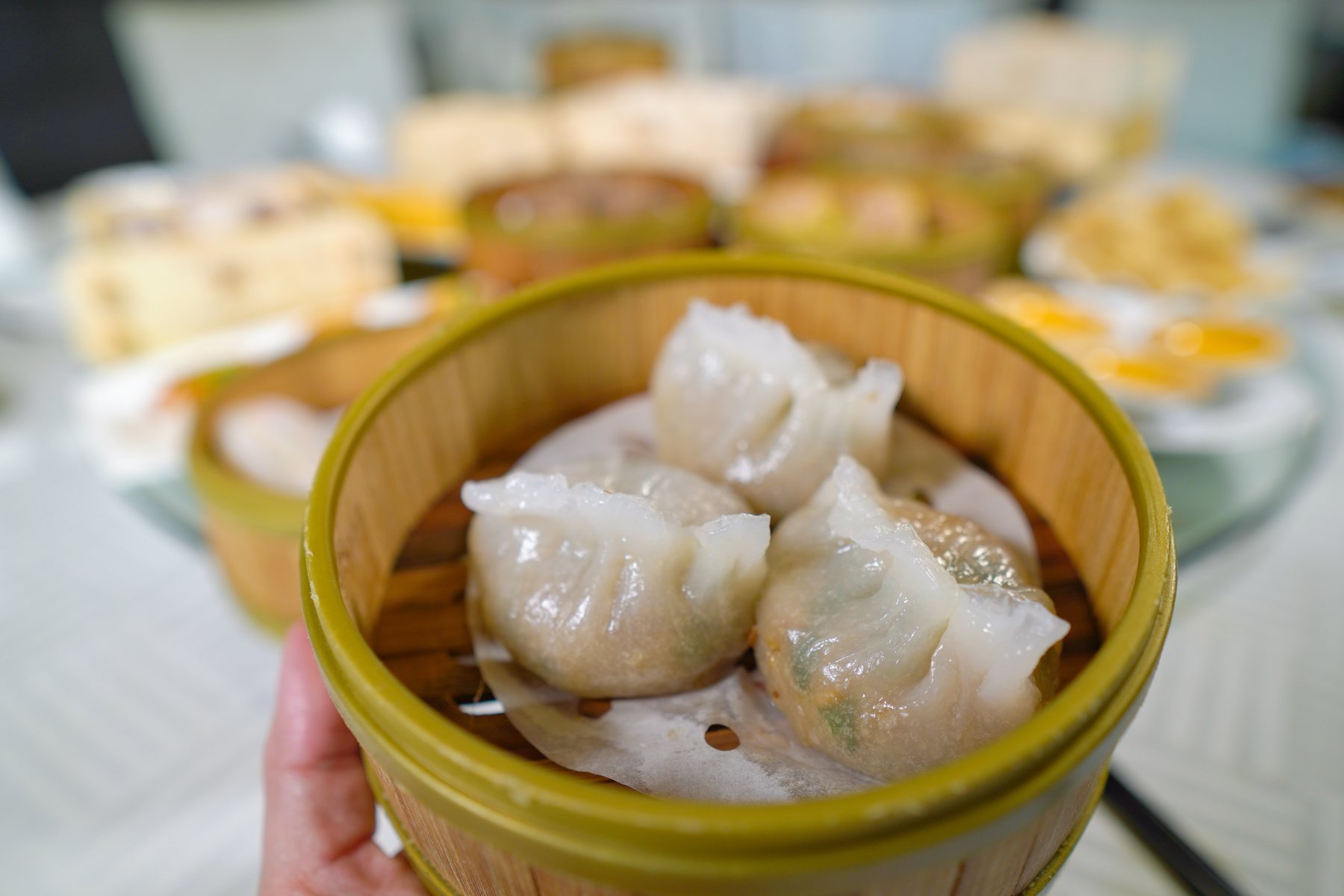 Har gao aux crevettes dans leur panier de bambou, pliés à la main chaque matin