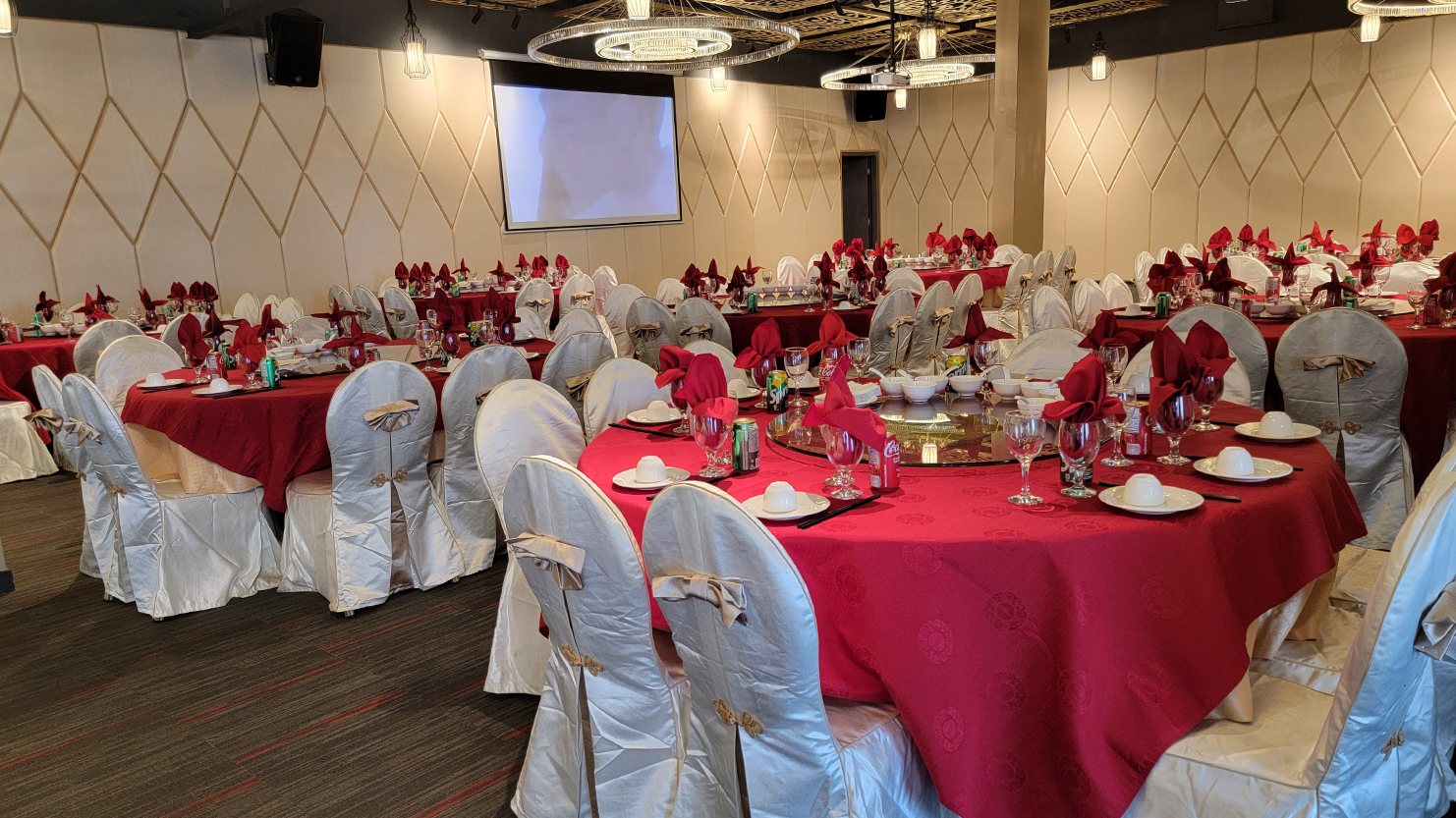 Grande salle de banquet de Brossard dressée pour une réception, jusqu'à 300 convives