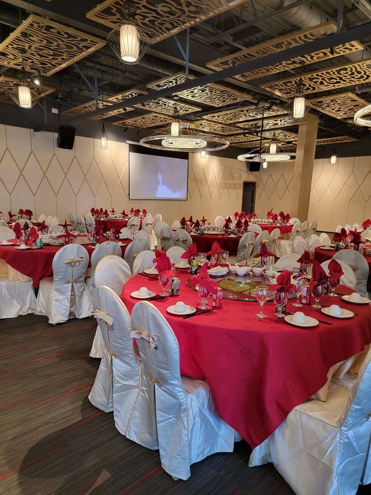 Salle à manger du Restaurant Impérial Brossard, tables rondes dressées