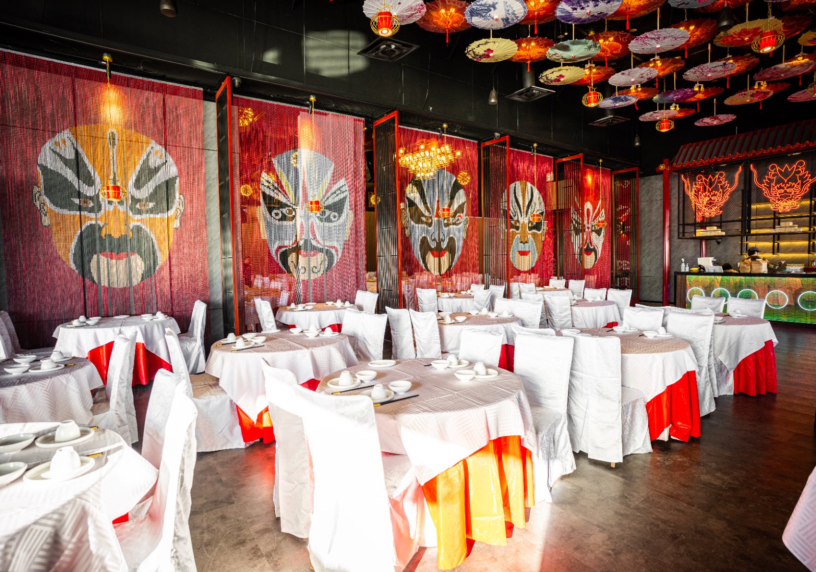 Salle à manger du Restaurant Impérial Pointe-Claire, tables rondes dressées