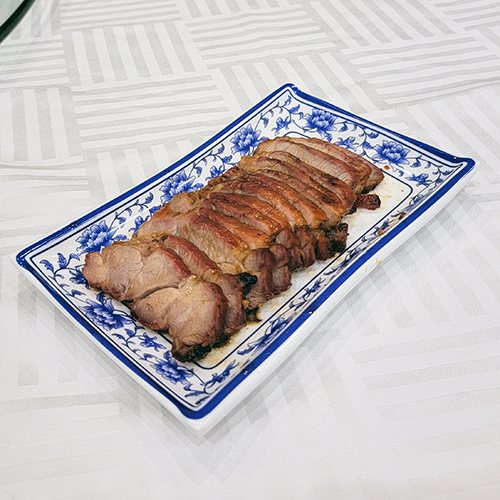 Char siu laqué au miel, tranché et dressé sur assiette
