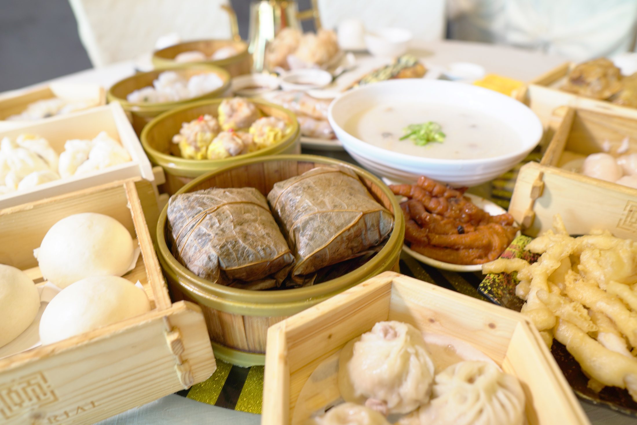 Paniers de bambou ouverts : riz collant en feuille de lotus, brioches vapeur et siu mai