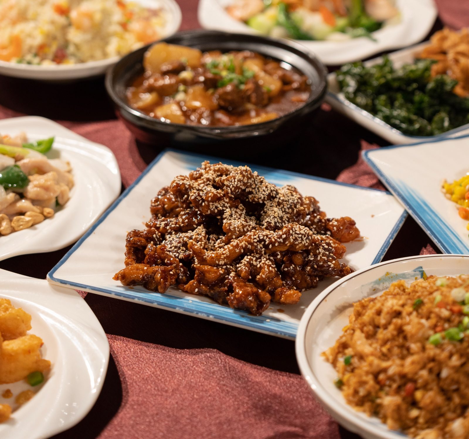 Table du menu toute la journée — bœuf au sésame, marmite mijotée et riz frit