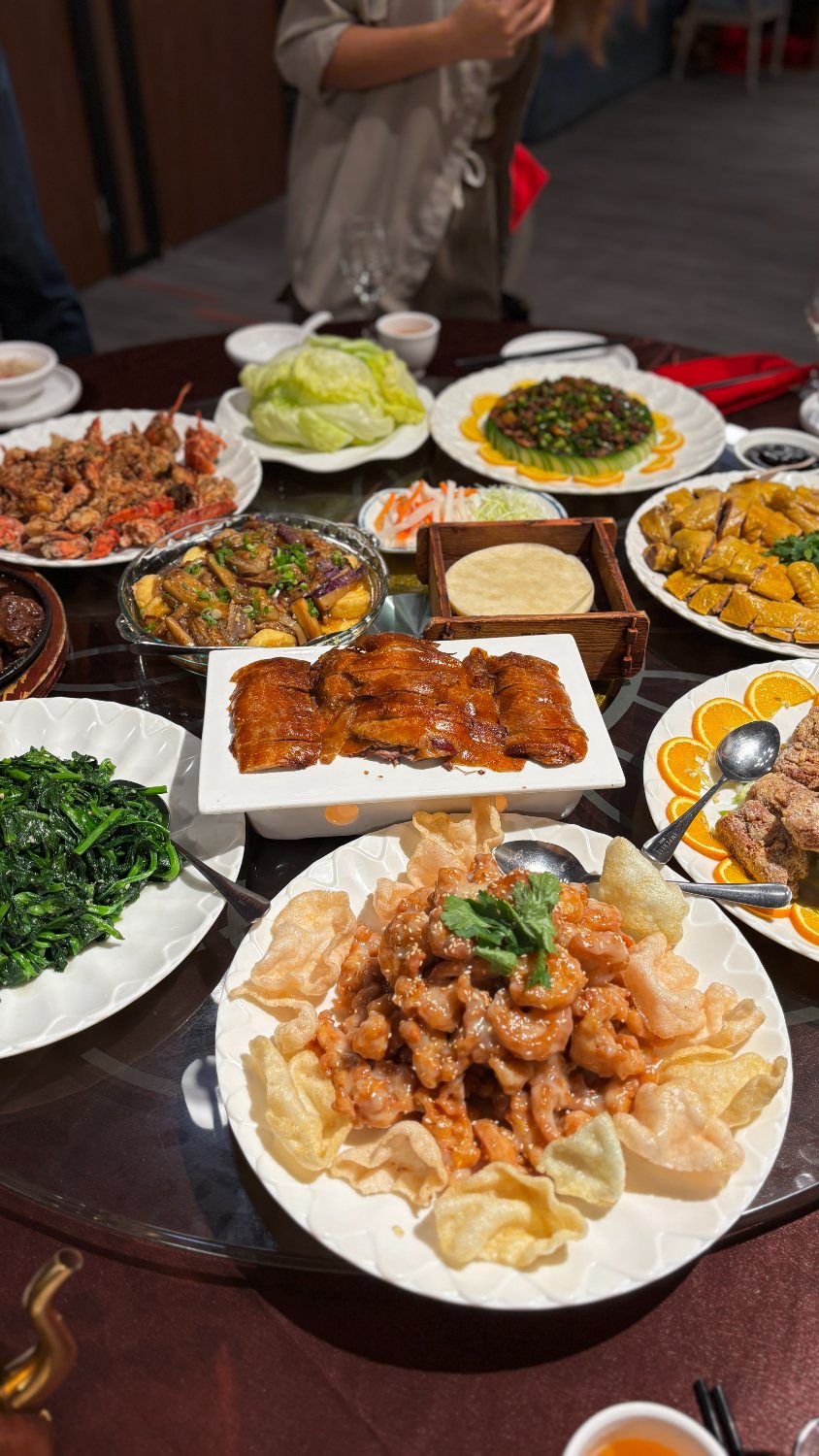 Table du soir dressée, plusieurs plats cantonais à partager